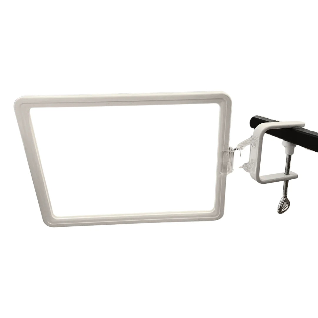 Détail de la pince mobile du serre-joint porte-affiche pour fixation sur support en magasin
