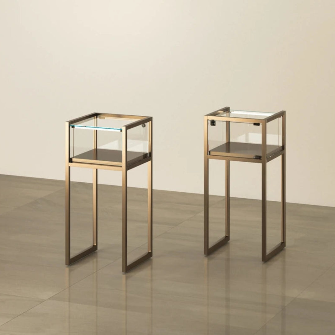 Table vitrine TM-45T finition bronze anodisé avec structure métallique et verre.