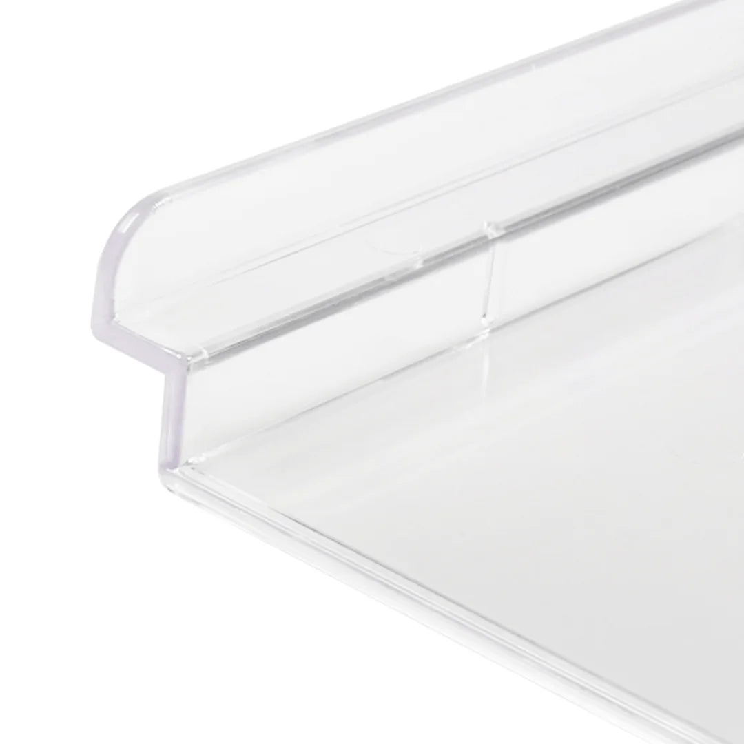 Détail de la tablette à chaussure en polystyrène transparent sur panneau rainuré, vue rapprochée