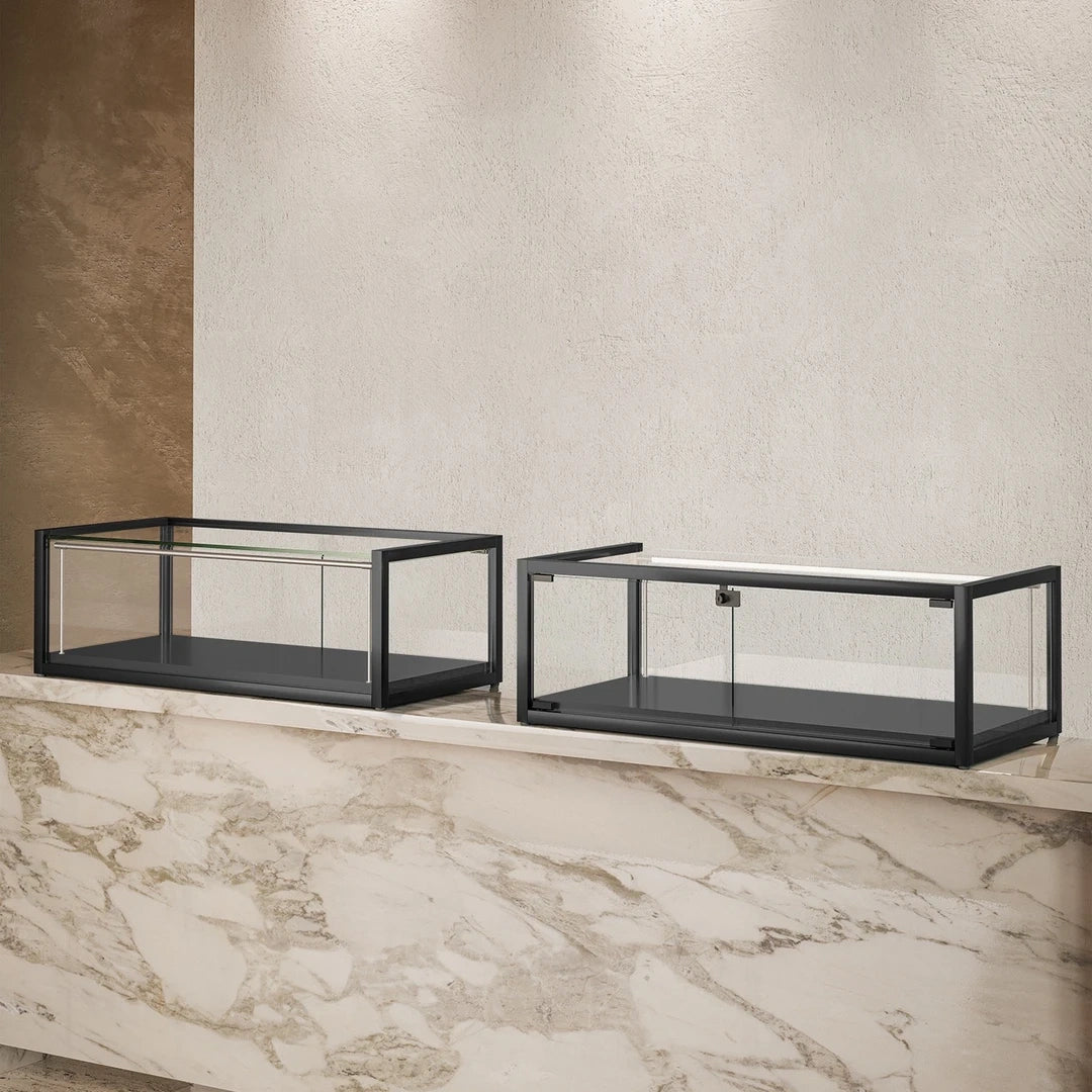 Vitrine comptoir d'exposition TM95TB noire en verre sécurit avec structure métallique et portes coulissantes pour magasin, boutique et showroom.