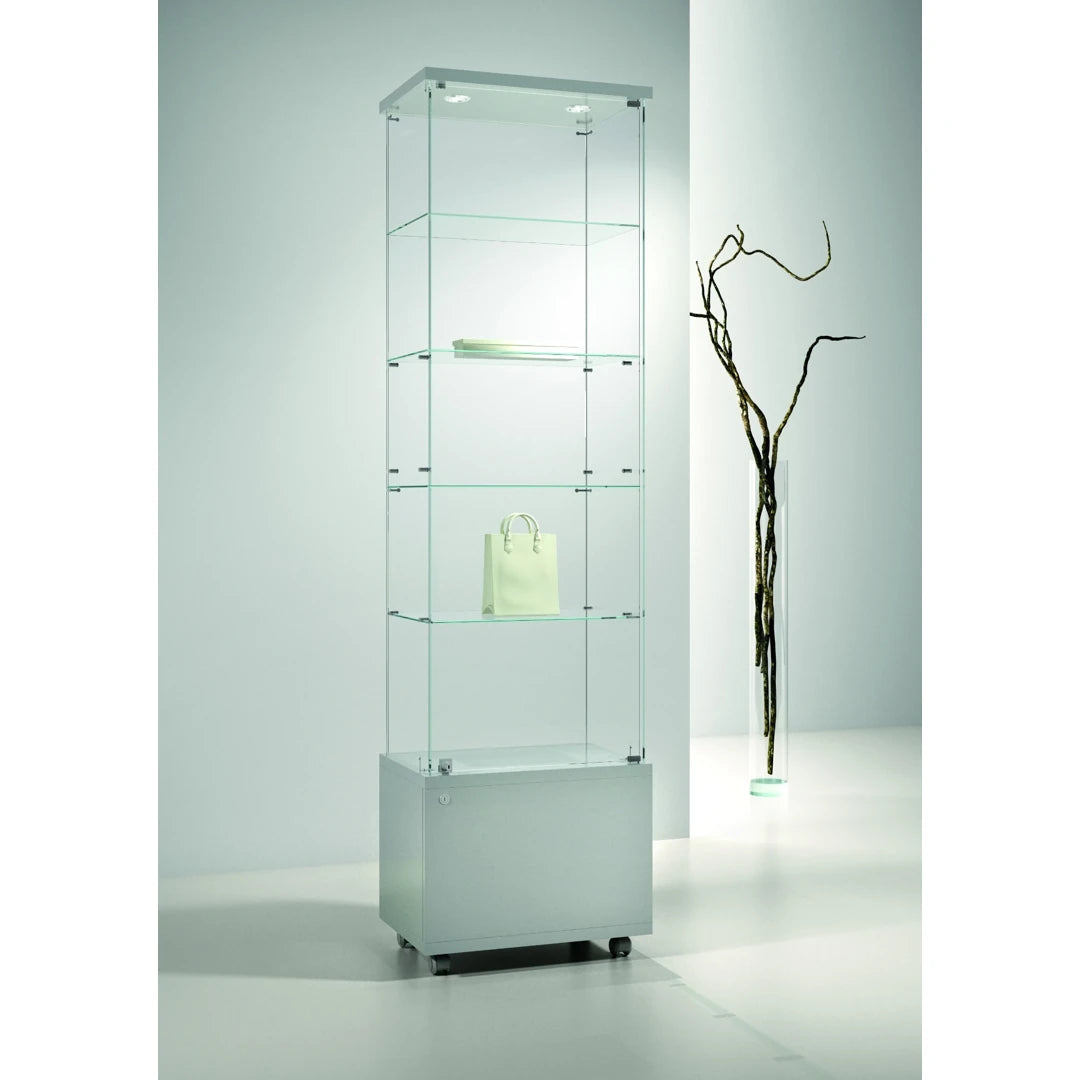 Abschliessbare Glasvitrine mit LED-Beleuchtung und Schlüsselbox auf Rollen für die Präsentation und Aufbewahrung von Produkten im Ladengeschäft.