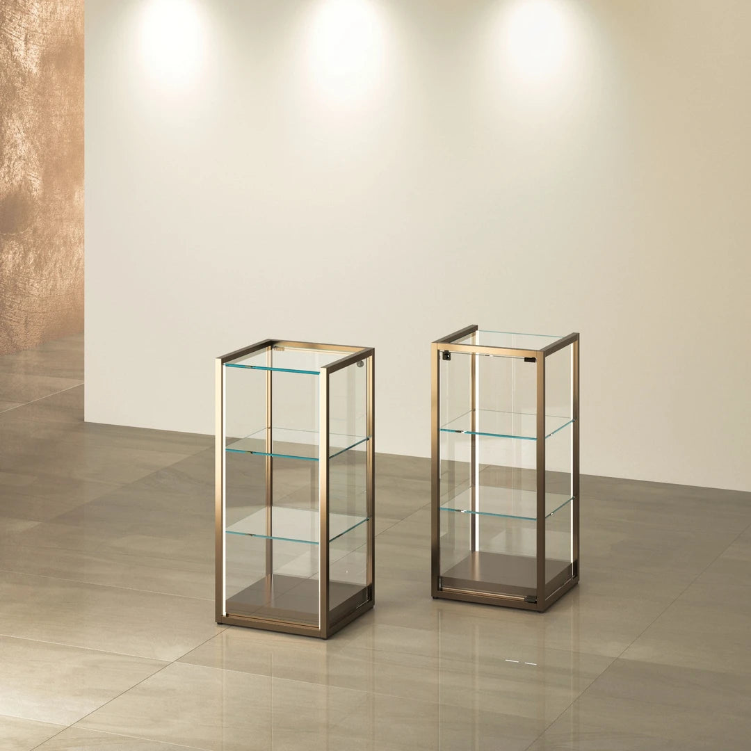 Vitrine colonne TM-45B bronze en verre avec étagères en verre pour présentation de bijoux, objets de collection et produits haut de gamme.