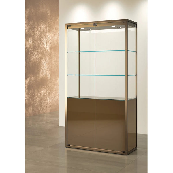 Vitrine colonne TM-95VM bronze en verre avec meuble bas intégré et éclairage LED pour présenter bijoux, montres et objets précieux.