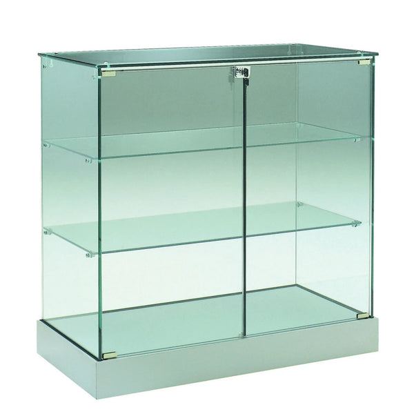 Vitrine comptoir en verre avec double portes verrouillables et 2 étagères en verre pour exposition de produits, bijoux ou objets de collection en magasin.