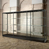 Ensemble de vitrines d'exposition modulables en métal noir mat pour musée ou galerie professionnelle
