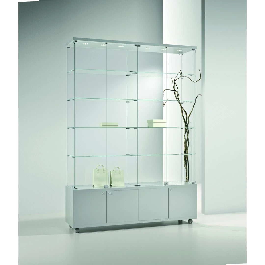 Abschliessbare Glasvitrine mit LED-Beleuchtung und Schlüsselbox auf Rollen – ideal für Produktpräsentation und Lagerung im Ladengeschäft.