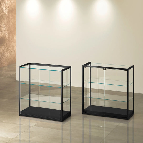 Grande vitrine d’exposition TM-95B en verre avec structure aluminium noir.