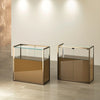 Grande vitrine d’exposition TM-95B finition bronze anodisé pour produits haut de gamme.