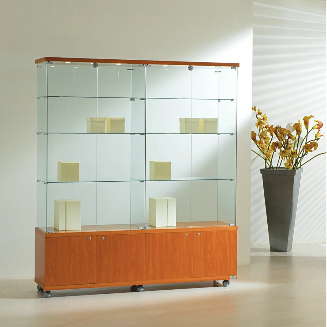 Vitrine en verre avec LED, 6 étagères et box de rangement sur roulettes pour exposition et stockage de produits en magasin.