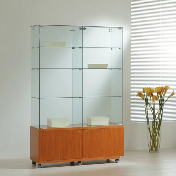 Vitrine en verre, 6 étagères et box de rangement sur roulettes pour exposition et stockage de produits en magasin.