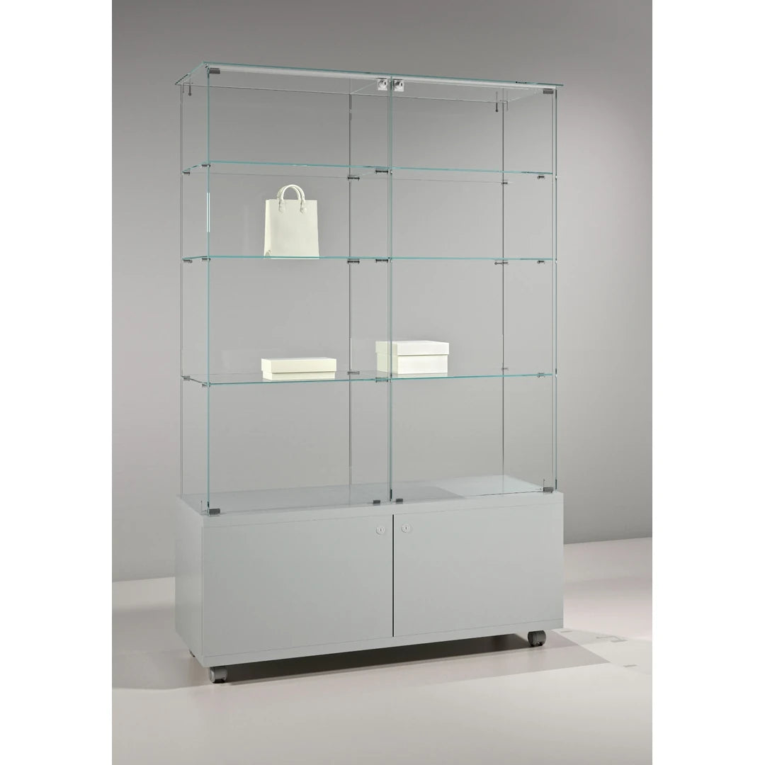 Vitrine en verre, 6 étagères et box de rangement sur roulettes pour exposition et stockage de produits en magasin.