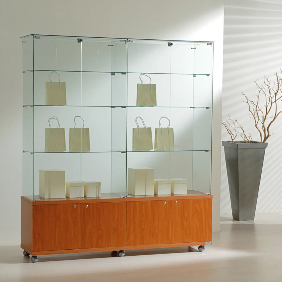 Vitrine en verre, 6 étagères et box de rangement sur roulettes pour exposition et stockage de produits en magasin.