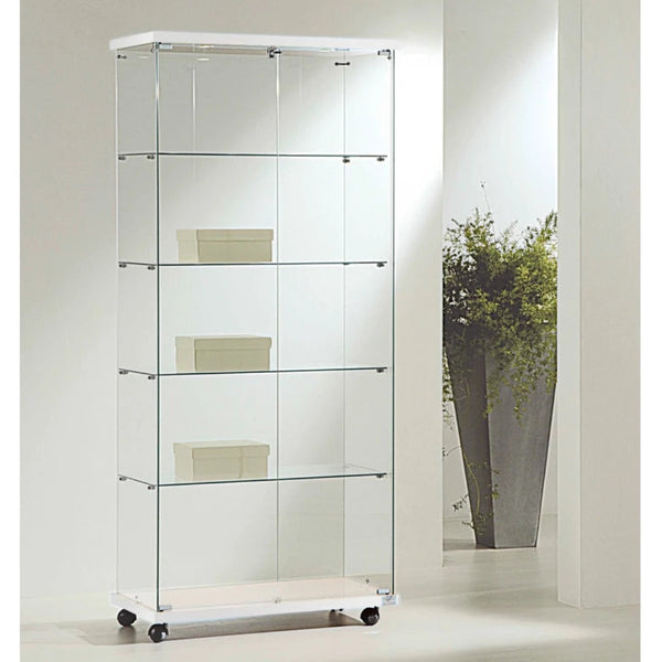 Vitrine colonne en verre trempé avec LED, 4 étagères, fermeture à clé et socle blanc sur roulettes, idéale pour présenter des produits en boutique, bijouterie, musée ou showroom.