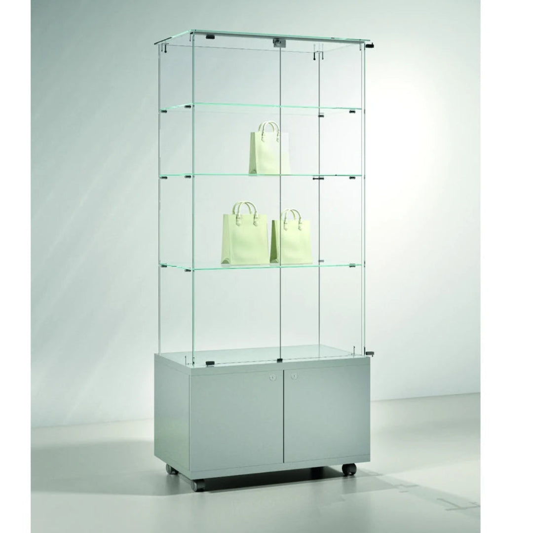 Vitrine en verre, 3 étagères et box de rangement sur roulettes pour exposition et stockage de produits en magasin.