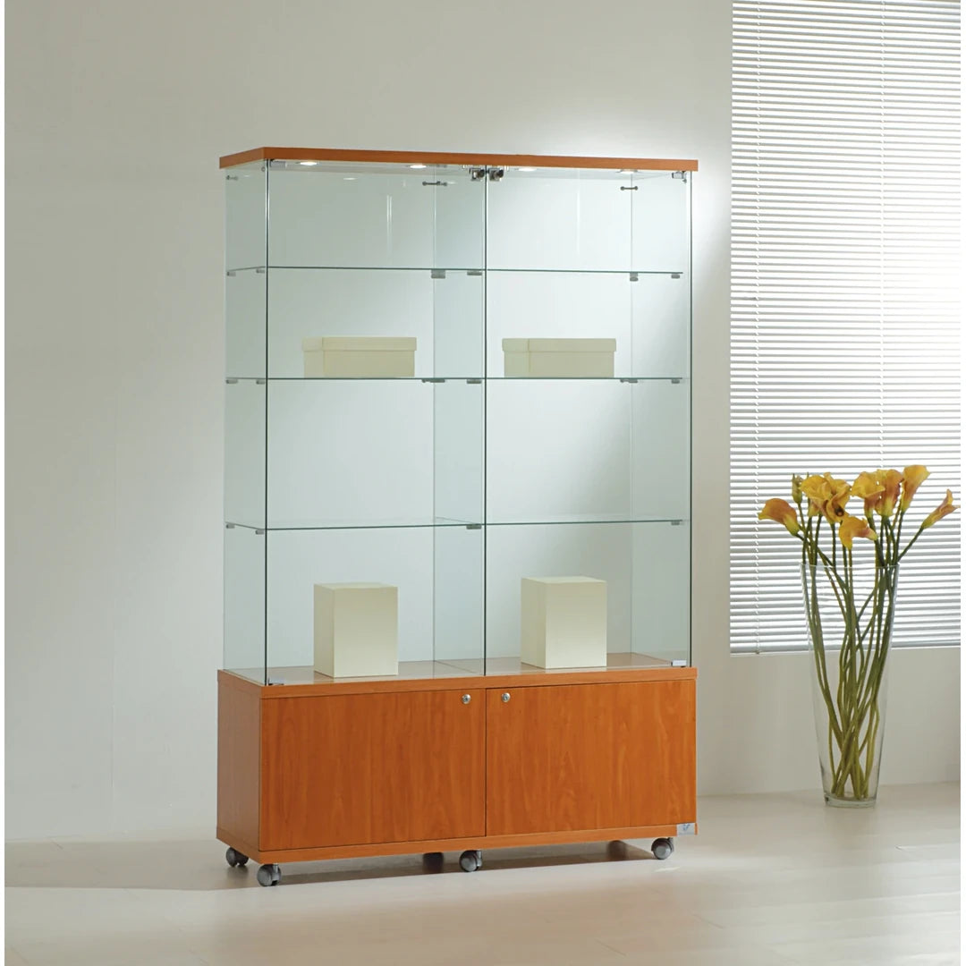 Vitrine en verre avec LED, 6 étagères et box de rangement sur roulettes pour exposition et stockage de produits en magasin.