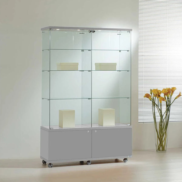 Vitrine en verre avec LED, 6 étagères et box de rangement sur roulettes pour exposition et stockage de produits en magasin.