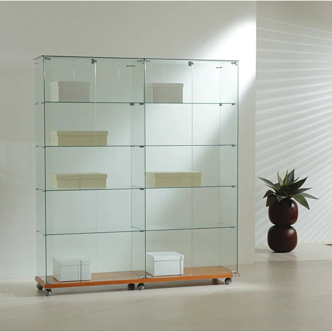Vitrine armoire verre trempé largeur 157 cm sur roulettes pivotantes en magasin