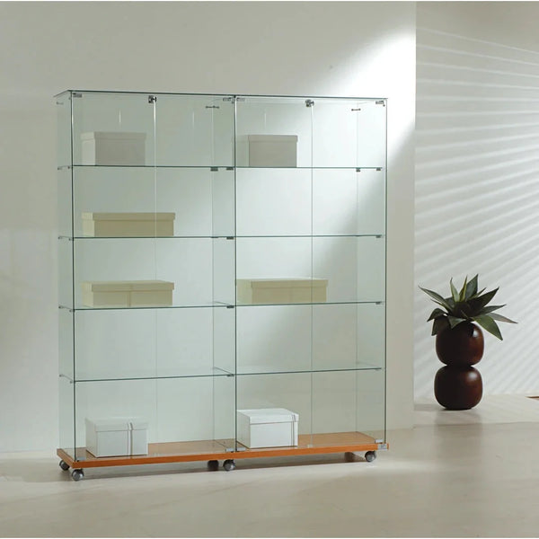 Vitrine armoire verre trempé largeur 157 cm sur roulettes pivotantes en magasin