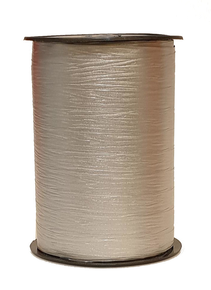 Bobine de crépon argent mat 250 m, souple et résistante. Idéale pour fleuristes, emballages cadeaux, décorations et présentations.
