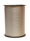 Bobine de crépon argent mat 250 m, souple et résistante. Idéale pour fleuristes, emballages cadeaux, décorations et présentations.