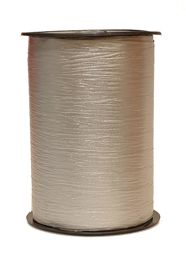 Bobine de crépon argent mat 250 m, souple et résistante. Idéale pour fleuristes, emballages cadeaux, décorations et présentations.
