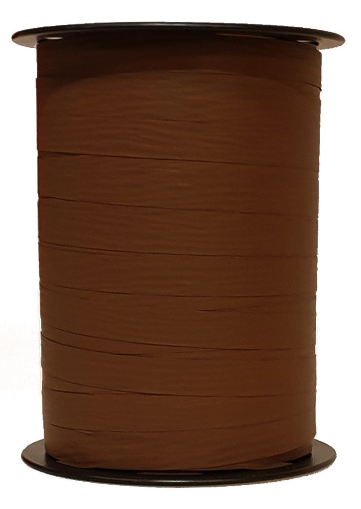 Bobine de crépon chocolat mat 250 m, souple et résistante. Idéale pour fleuristes, emballages cadeaux, décorations et présentations.