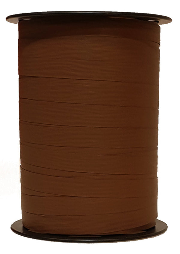 Bobine de crépon chocolat mat 250 m, souple et résistante. Idéale pour fleuristes, emballages cadeaux, décorations et présentations.