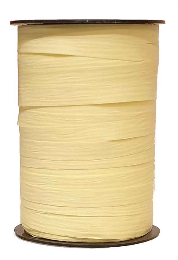 Bobine de crépon crème mat 250 m, souple et résistante. Idéale pour fleuristes, emballages cadeaux, décorations et présentations.