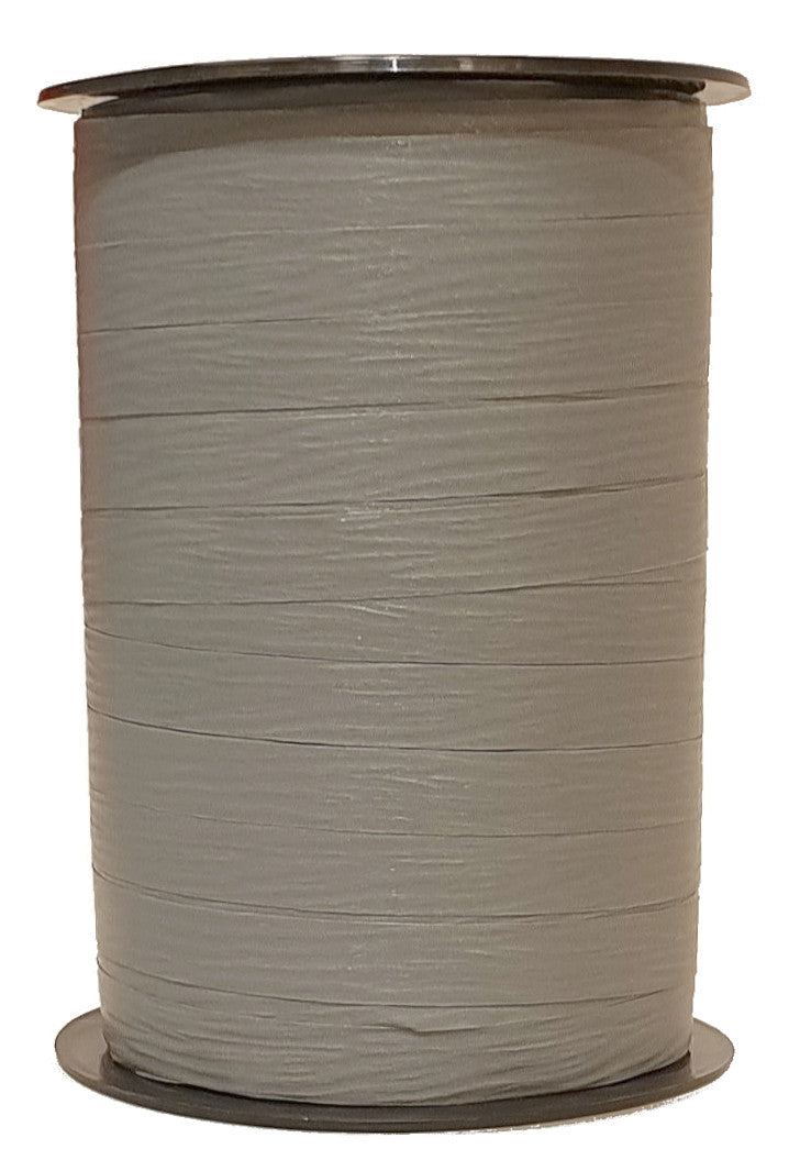 Bobine de crépon gris mat 250 m, souple et résistante. Idéale pour fleuristes, emballages cadeaux, décorations et présentations.