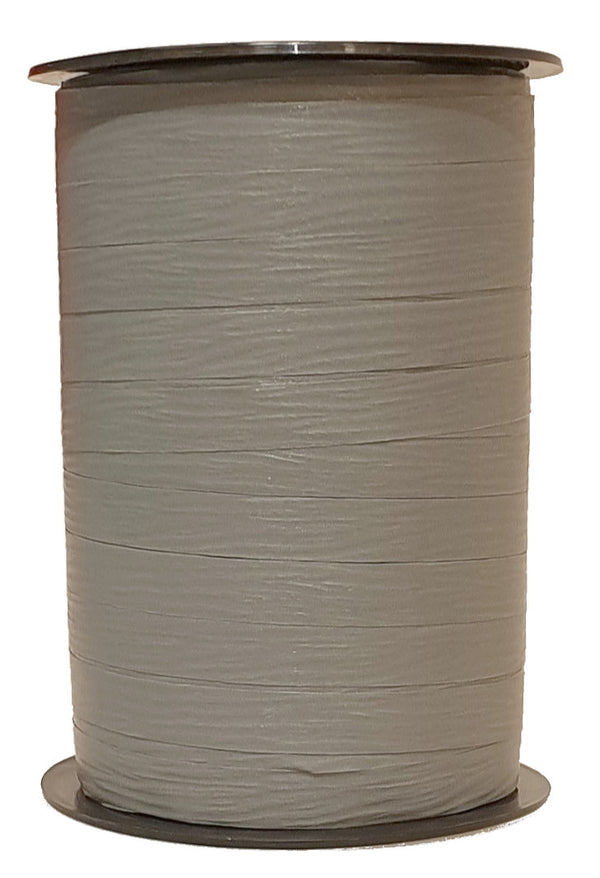 Bobine de crépon gris mat 250 m, souple et résistante. Idéale pour fleuristes, emballages cadeaux, décorations et présentations.
