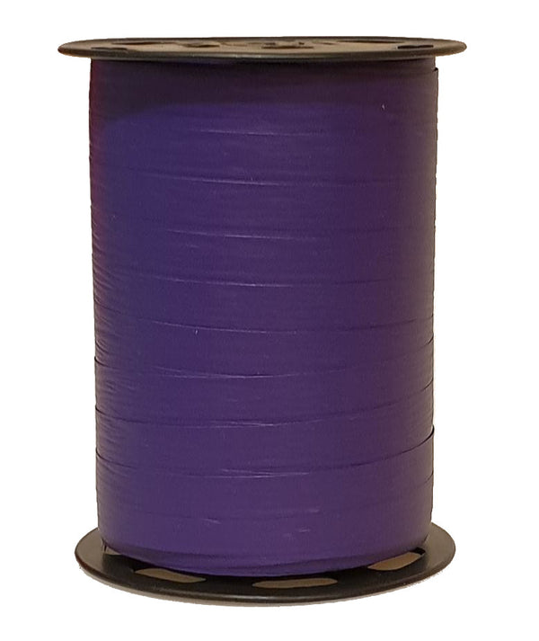 Bobine de crépon pruneau mat 250 m, souple et résistante. Idéale pour fleuristes, emballages cadeaux, décorations et présentations.