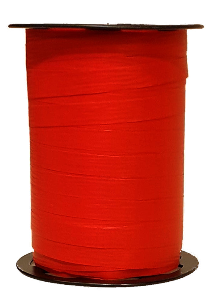 Bobine de crépon rouge mat 250 m, souple et résistante. Idéale pour fleuristes, emballages cadeaux, décorations et présentations.
