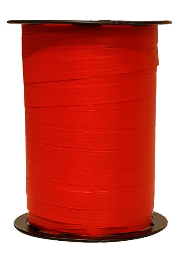 Bobine de crépon rouge mat 250 m, souple et résistante. Idéale pour fleuristes, emballages cadeaux, décorations et présentations.