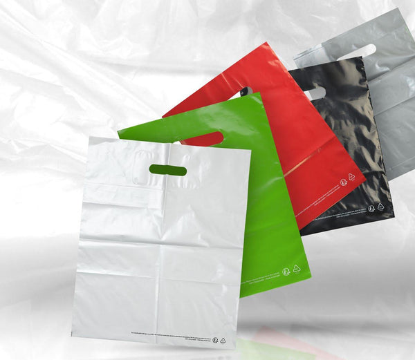 Sacs en plastique recyclé avec poignées découpées, fabriqués en Europe à partir de matières 100% recyclées, une solution d’emballage durable et économique pour les commerces